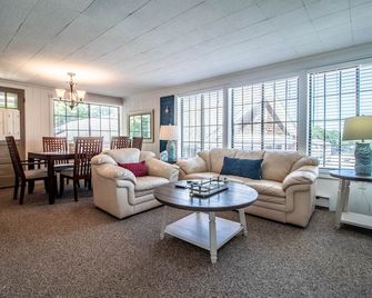 Cottage - 1 Queen bed, 1 sofa couch (queen size) - Ogunquit - Living room