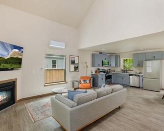 Mount Rainier 3 Bedroom Modern Cabin with Hot Tub - Ashford - Pokój dzienny
