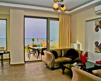 Beachfront Crete Villa Villa Peri 4 Bedroom 30 Metres To The Beach Pool Table Walking Dist - Analipsi - Obývací pokoj