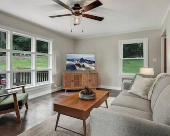 Cabin Vibes in the Heart of Town - Menomonie - Obývací pokoj