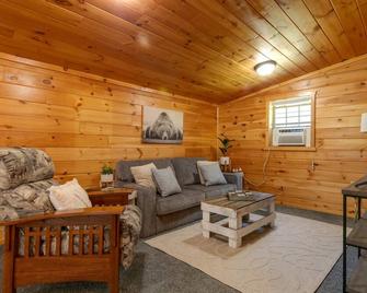 Pine Ridge Cabin: an all-seasons Wellsboro getaway - Wellsboro - Вітальня