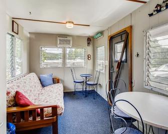 Kamp Koby Lake Front Camp On Lake Hortonia 2 Bedroom Cabin By RedAwning - Fair Haven - Sala de estar