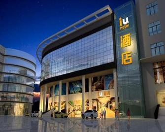 Iu Hotel Chongqing Jiefangbei Hongyadong Chaotianmen - Chongqing - Building