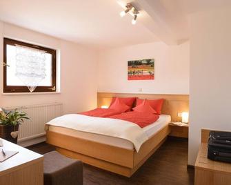 Twin Room 'Sonnenberg' - Weingut Gästehaus Hechtmann - Ilbesheim bei Landau in der Pfalz - Bedroom