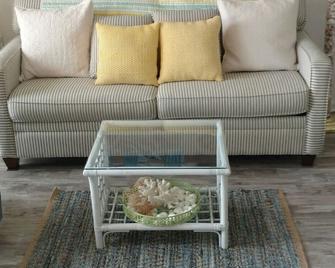 Ocean front Million dollar view! Cozy couples retreat! - Surfside Beach - Living room