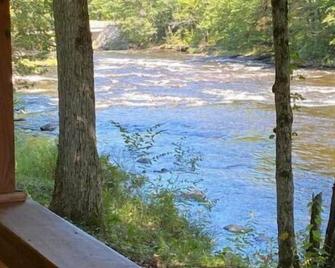 Riverside cabin, fly-fish for trout or just relax! - Malone - Balcony