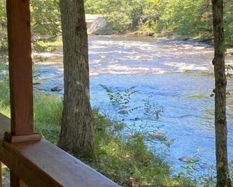 Riverside cabin, fly-fish for trout or just relax! - Malone - Balkon