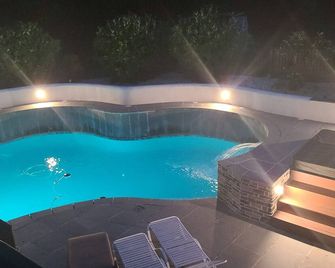 Peace of mind on a big mansion, close to all local stores. - Harleysville - Piscina