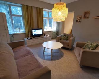 Superior 2-Bed Apartment in Kotka Sauna Facility - Kotka - Olohuone