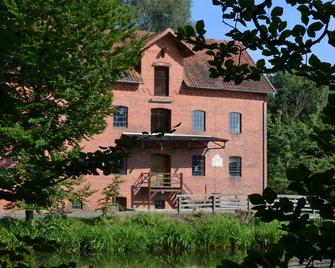Holiday in an historic barn on the outskirts of Bremen - Hellwege - Gebouw