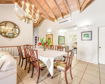4 Bedroom Villa in Calypso Bay Resorts with Fabulous Ocean View and Private Pool - Frigate Bay - Eetruimte