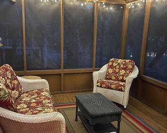 Spacious Lakefront Chalet Near Callaway, Many Amenities - Pine Mountain - Huiskamer