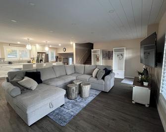 Canadian Gift: 40% Off At Sierra Stables Country Hideaway (Applied) - Langley Township - Phòng khách