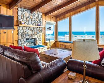 Private stairs to beach on Pacific Ave walk to town - Cayucos - Living room