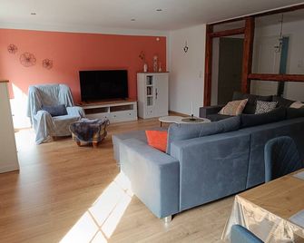 Ferienwohnung im Schönen Weserbergland, Direkt an der Weser - Hehlen - Living room