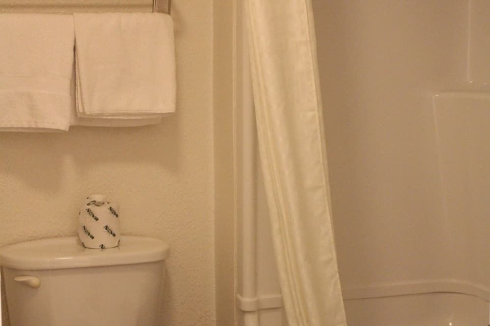 Bathroom view of Econo Lodge Paducah West I-24