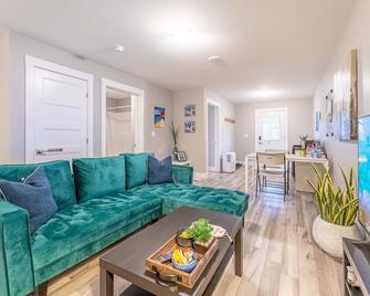 YHZ Cheerful Private Unit 10 min to Airport - Elmsdale - Living room