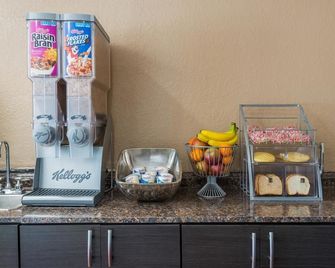Super 8 by Wyndham Delmont - Delmont - Buffet