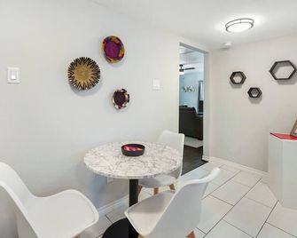 Cozy Heights 2 Bd Bungalow, Walkable - Houston - Dining room