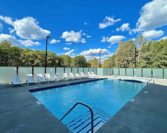 Couple's Mountain Hideaway: Hot Tub, Balcony, Trails & Ski Storage - Dead Man's Flats - Piscina