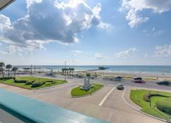 Beachfront Galveston Condo with Pool and Ocean Views! - Galveston