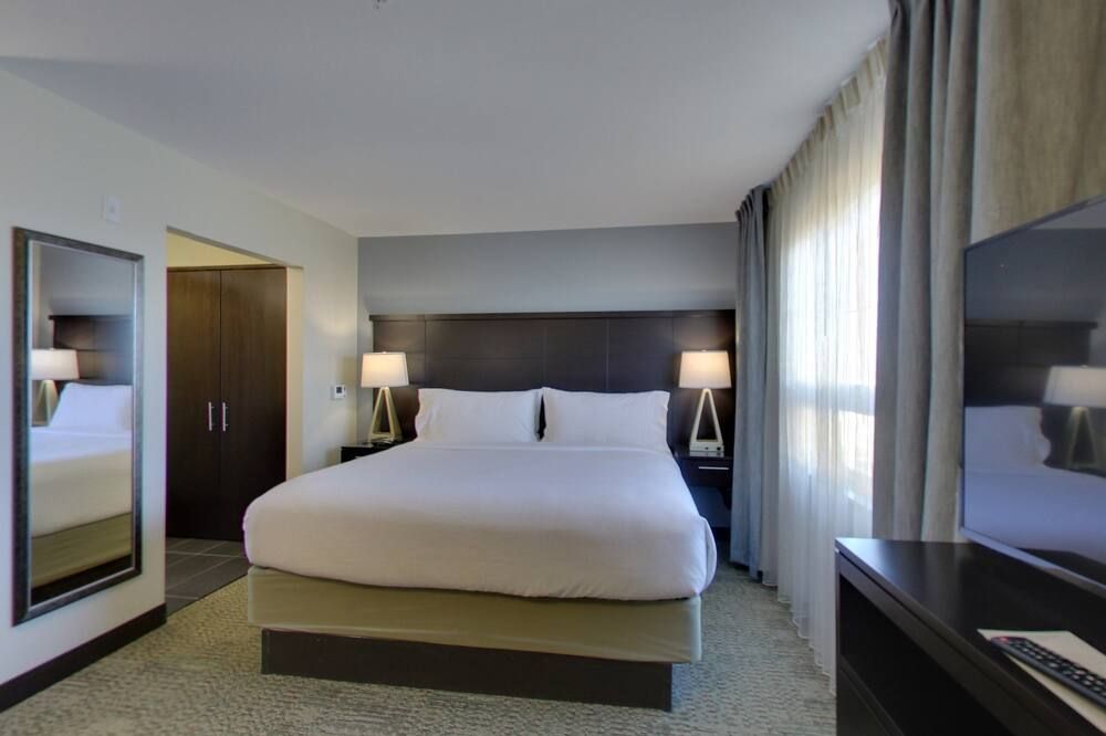 King Suite. Free Breakfast. Pool With A Slide. Near Olbrich Botanical Gardens! - Fitchburg - Ložnice