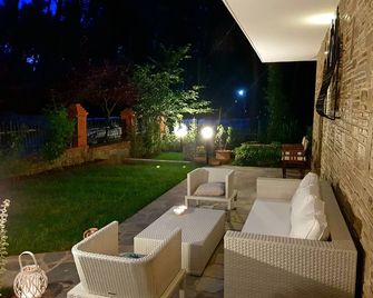 Wood And Stone Villa - Sane - Hàng hiên