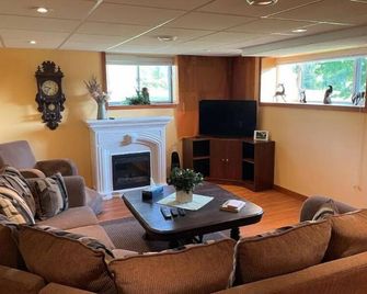 Holiday Hide-Away - Midland - Living room