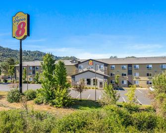 Super 8 by Wyndham Roseburg - Roseburg - Gebouw