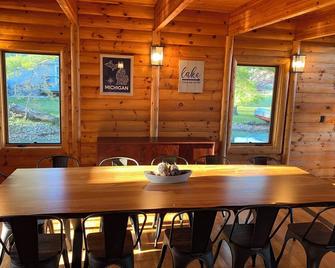 Gorgeous lodge for up to 16 with hottub & games room on all-sports Thompson Lake - Howell - Eetruimte