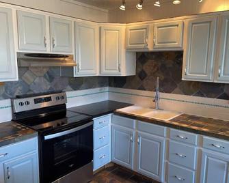 Newly renovated 2nd floor condo — 150 yards from Mama’s Beach! - Paia - Cocina