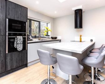 New, modern 4 bed, 3 bath house ,free parking - Oxford - Dining room