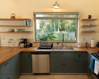 Winthrop Basecamp-new trailside vacation home 15 min walk to downtown! - Winthrop - Kuchyň
