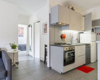 GuestHost - Museo Fattori Roomy Apartment with Balcony! - Livorno - Kitchen