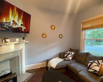 Central Lakewood 3bdrm townhouse - Lakewood - Living room
