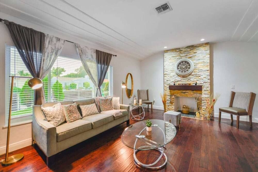 Discover Serenity in this Tranquil Miami Home - מיאמי - סלון