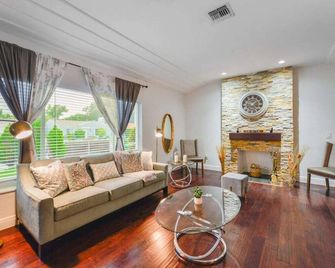 Discover Serenity in this Tranquil Miami Home - מיאמי - סלון