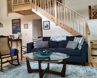 Lovely cottage on Acadia National Park's quiet Schoodic side. Pet friendly - Winter Harbor - Living room