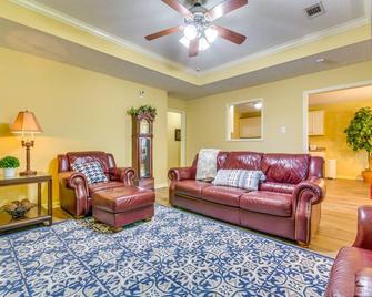 Suburban Conway Vacation Rental 2 Mi To Uca! - Conway - Sala de estar