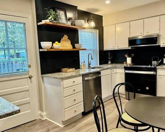 Stylish Old Town, Alexandria Rowhome / Walk to King Street Metro/ Free Parking! - Alexandria - Kitchen