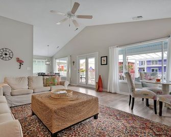 No Worries In Kure - Families Welcome! Private Heated Pool 4 Bd/3 Br Sleeps 13 - Kure Beach - Sala de estar