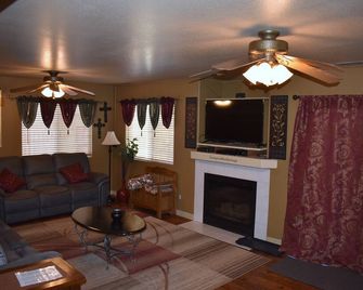 Quiet Family Friendly Home Near Afa/Downtown Monument/I25 - Great Monthly Rates! - Monument - Living room