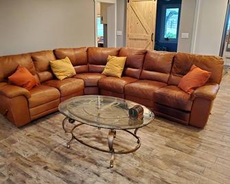 Charming 4-bedroomHorse Ranch farmhouse in enjoyable Lebanon with AC, Wifi - Lebanon (Ohio) - Sala de estar