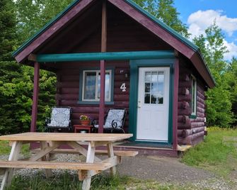 Modern cabin for snowmobiling and getaway situated in middle Maine. - Sebec - Patio