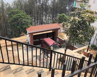 Home is located on the side of a mountain near a famous Buddhist monastery. - Kirtipur - Balcony