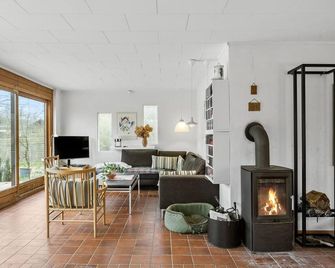 Lovely Home In Mern With Wifi - Mern - Living room