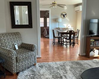 Farmhouse With A View \nBirds Wildlife Kayaking Canoeing Fishing - Yellville - Living room