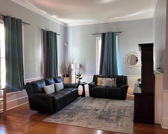 Spacious Grenada Brick Home: Perfect Fall Escape. Close to Downtown - 그레나다 - 거실