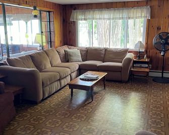 Now renting for 2025 - Auburn - Living room