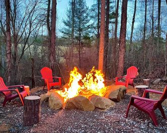Storybook Farmhouse in the Woods - Alexander - Patio